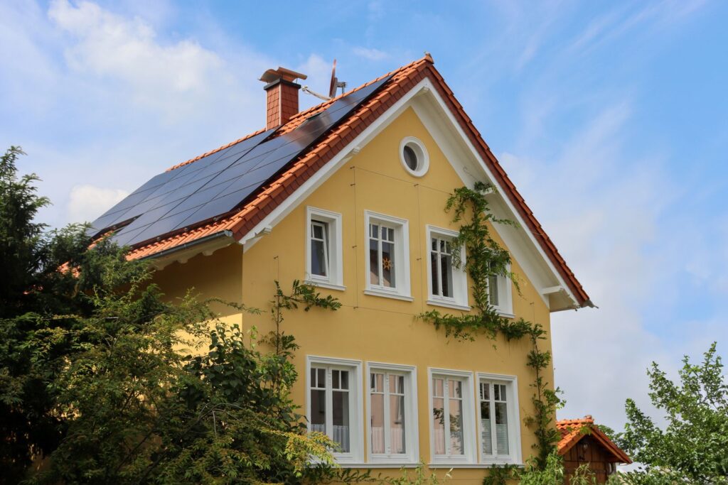 Feels Like Sun - - "Äldre hus kan vara energislukare, men det finns många åtgärder som kan vidtas för att förbättra deras energiprestanda. Genom att investera i energieffektivisering kan ägare av äldre hus minska sin energianvändning och njuta av långsiktiga ekonomiska fördelar.”