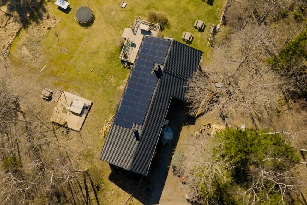Feels Like Sun - - Att installera solceller på taket kan vara en smart lösning för att bli mer självförsörjande när det gäller energi och spara pengar på lång sikt. Men innan du börjar installationen är det viktigt att se till att taket är i gott skick och inte behöver reparation. Solceller har en livslängd på cirka 25 år, så det är viktigt att taket håller under hela solcellernas livslängd. En effektiv lösning för att undvika kostsamma reparationer i framtiden är att byta taket samtidigt som du installerar solcellerna.Feels Like Sun är ett företag med lång erfarenhet av olika byggprojekt, arkitekttjänster och takomläggningar. De är även erfarna solcellsinstallatörer och kan hjälpa dig med både takomläggning och installation av solceller. Genom att anlita en erfaren och kunnig solcellsinstallatör kan du vara säker på att installationen blir korrekt utförd och att solcellerna fungerar optimalt under hela deras livslängd.Att lägga om taket och installera solceller samtidigt kan vara en smart investering med flera fördelar. För det första kan det vara mer kostnadseffektivt att genomföra båda projekten samtidigt, eftersom du kan spara på arbetskraft och materialkostnader genom att göra allt på en gång. Dessutom kan det vara enklare att installera solceller på ett nytt tak, eftersom taket kan anpassas för att passa solpanelerna.
